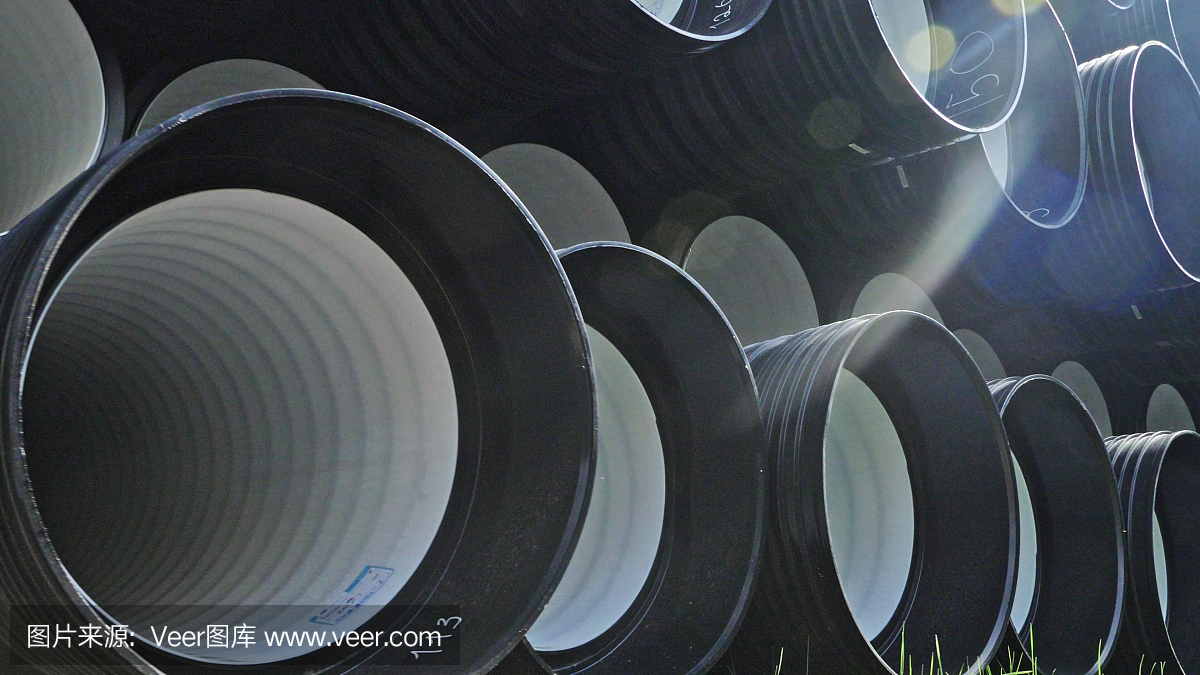 成品塑料管倉庫,工業戶外儲存場地。生產塑料水管的工廠。