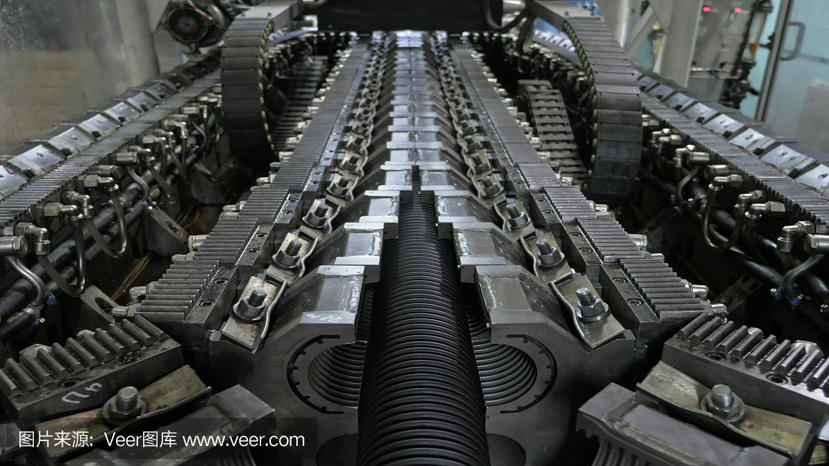 塑料水管制造。生產(chǎn)管子到工廠。用水和空氣的壓力在機(jī)床上制造塑料管的過程。特殊波紋形式。